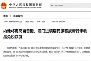 获赠斯科尔斯签名球衣，伊涅斯塔社媒：这是我非常钦佩的球员